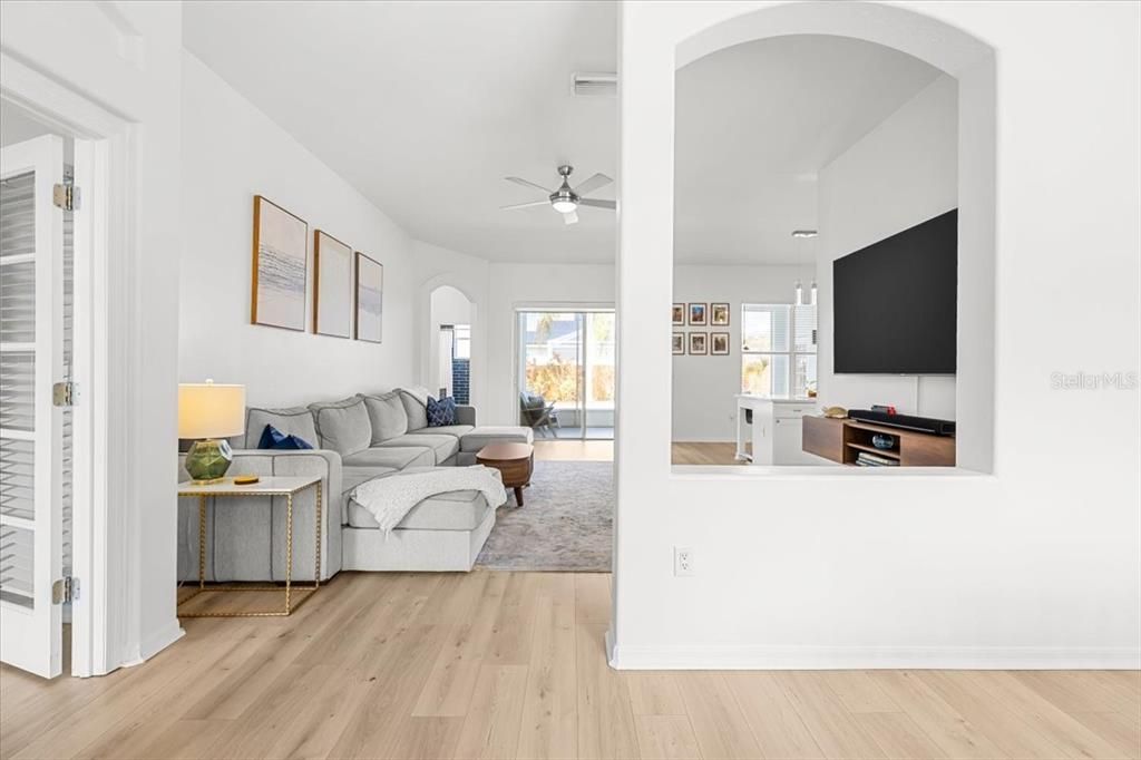 Activo con contrato: $525,000 (4 camas, 2 baños, 2210 Pies cuadrados)