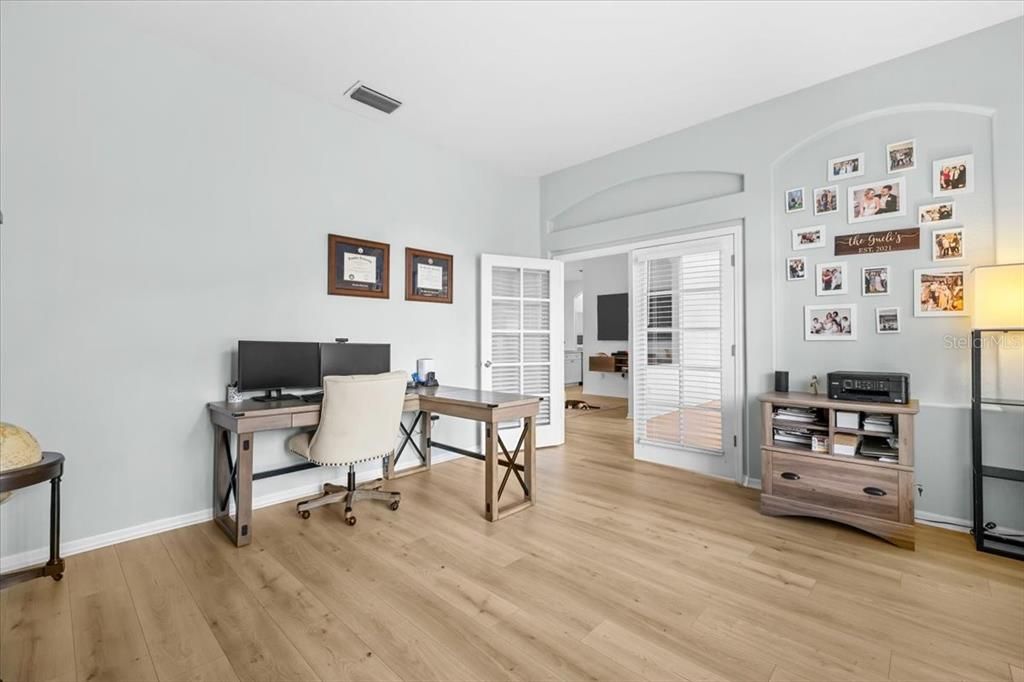 Activo con contrato: $525,000 (4 camas, 2 baños, 2210 Pies cuadrados)
