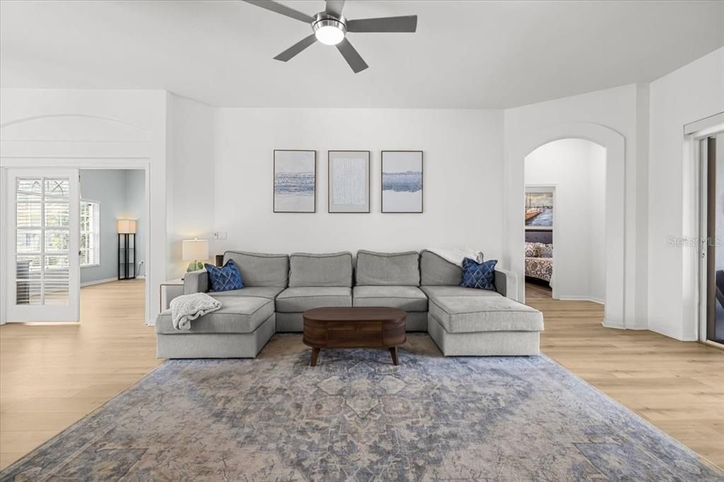 Activo con contrato: $525,000 (4 camas, 2 baños, 2210 Pies cuadrados)