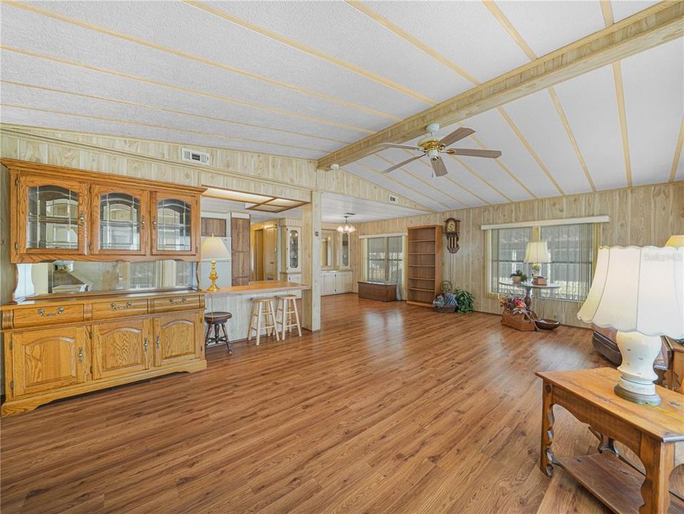 На продажу: $149,900 (2 спален, 2 ванн, 1248 Квадратных фут)