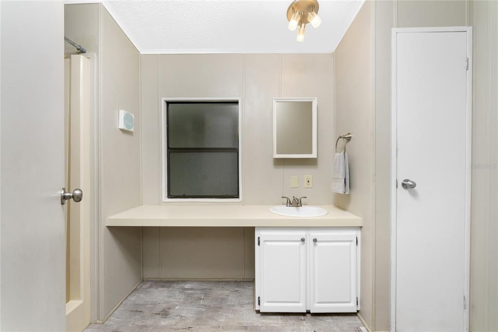 Active With Contract: $149,900 (2 beds, 2 baths, 1104 Square Feet)