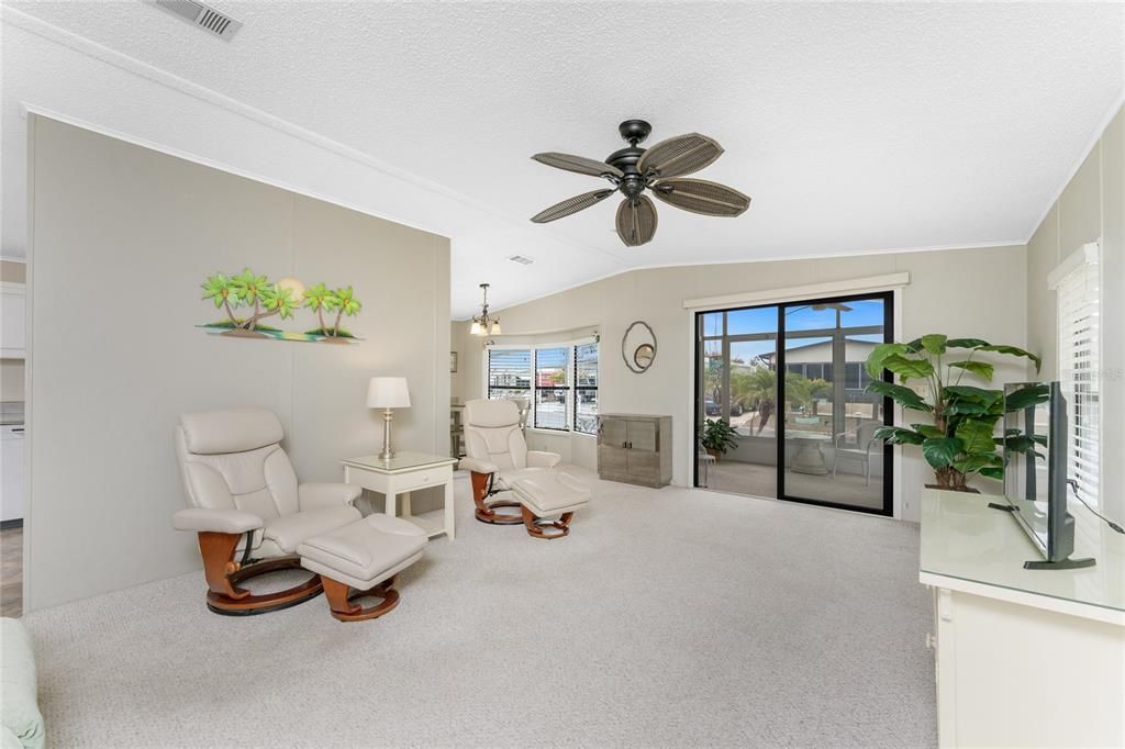 Active With Contract: $149,900 (2 beds, 2 baths, 1104 Square Feet)