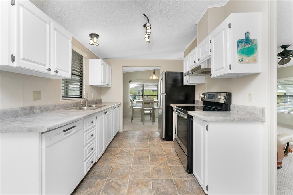Active With Contract: $149,900 (2 beds, 2 baths, 1104 Square Feet)