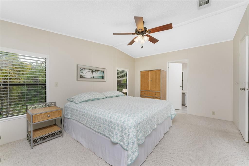 Active With Contract: $149,900 (2 beds, 2 baths, 1104 Square Feet)