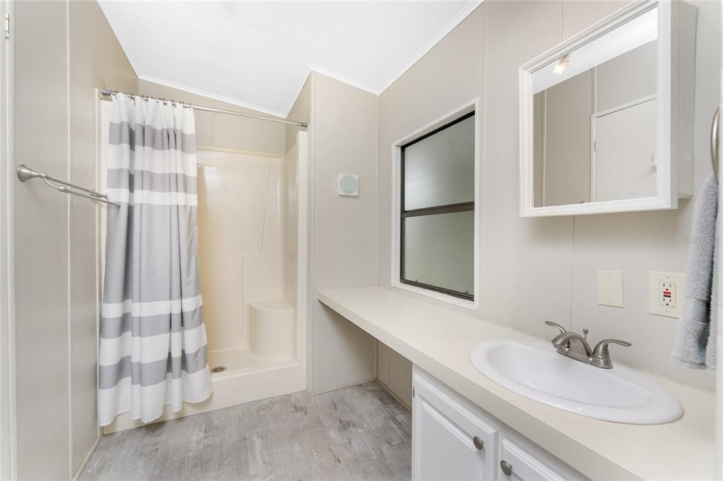 Active With Contract: $149,900 (2 beds, 2 baths, 1104 Square Feet)