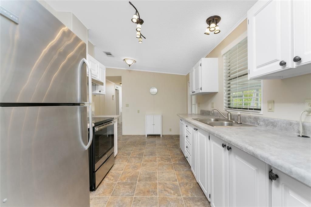 Active With Contract: $149,900 (2 beds, 2 baths, 1104 Square Feet)
