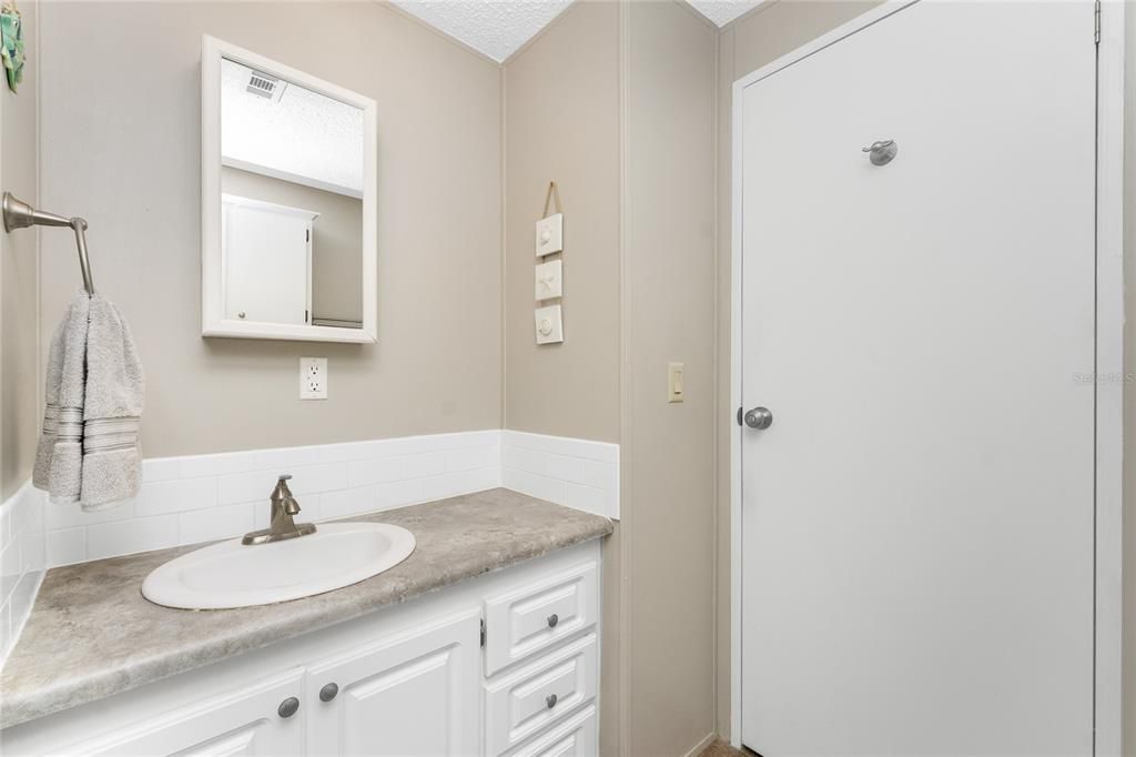 Active With Contract: $149,900 (2 beds, 2 baths, 1104 Square Feet)