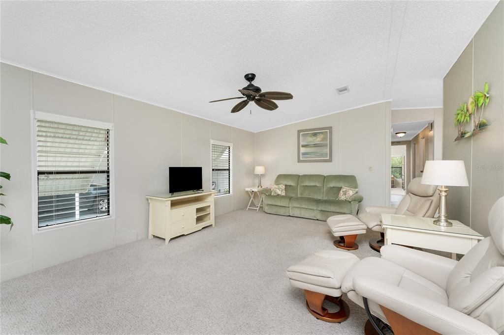 Active With Contract: $149,900 (2 beds, 2 baths, 1104 Square Feet)