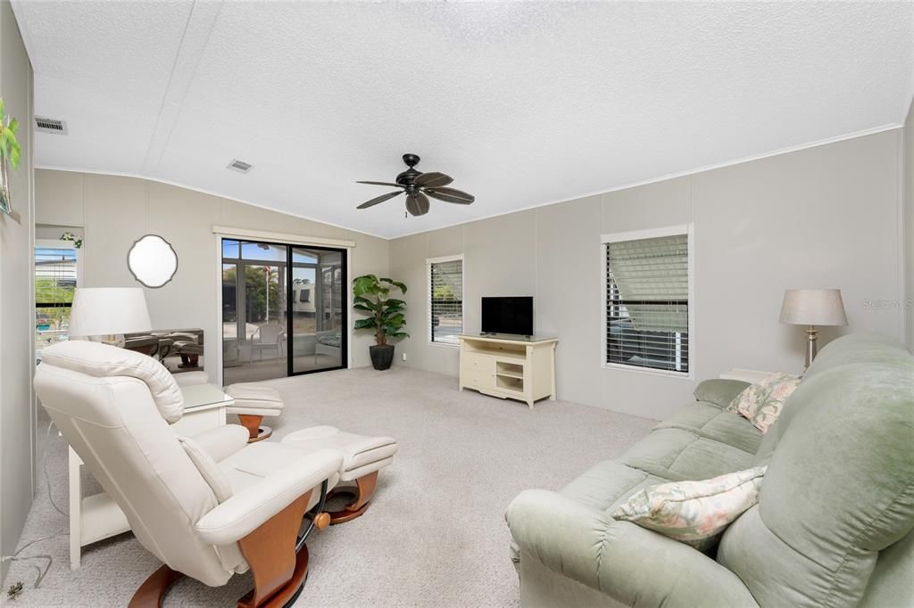 Active With Contract: $149,900 (2 beds, 2 baths, 1104 Square Feet)