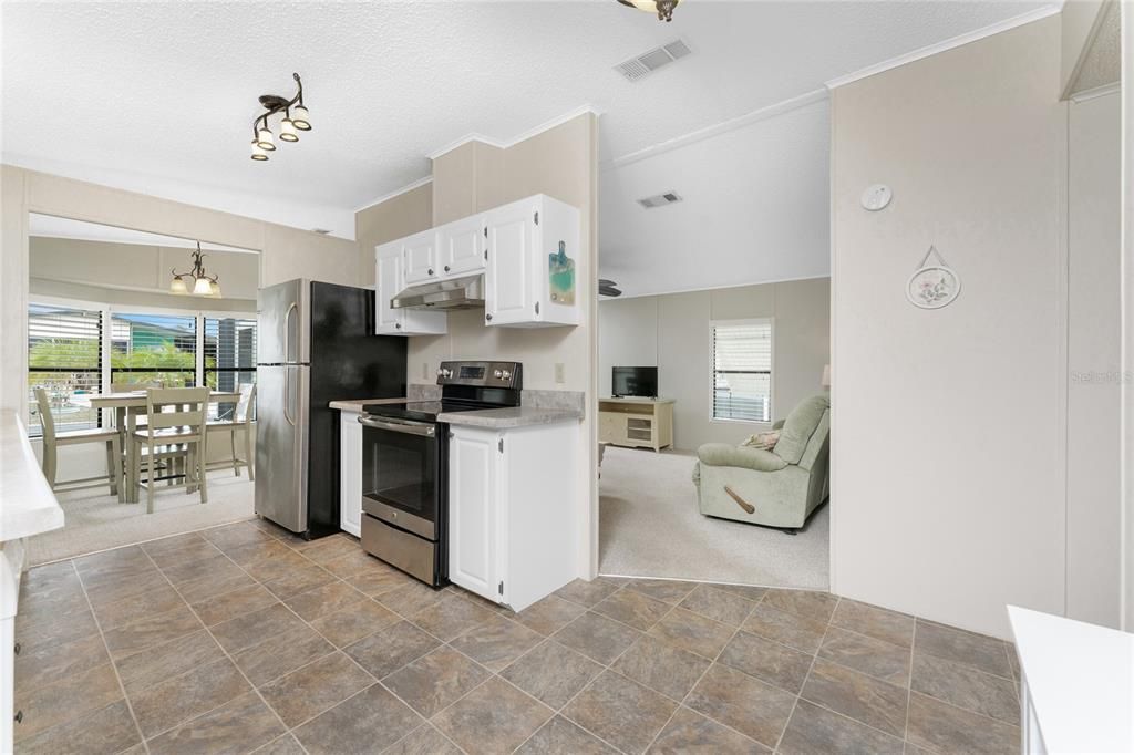 Active With Contract: $149,900 (2 beds, 2 baths, 1104 Square Feet)