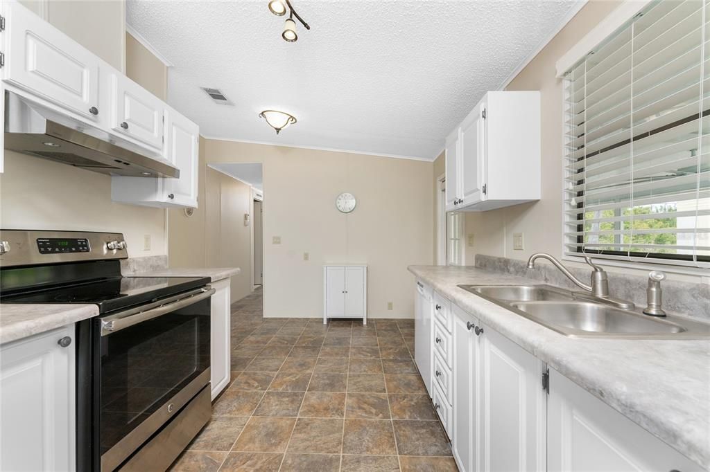 Active With Contract: $149,900 (2 beds, 2 baths, 1104 Square Feet)