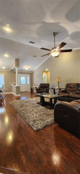 For Rent: $2,650 (3 beds, 2 baths, 2100 Square Feet)