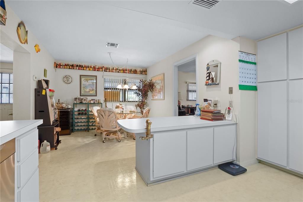 Active With Contract: $180,000 (2 beds, 2 baths, 1347 Square Feet)