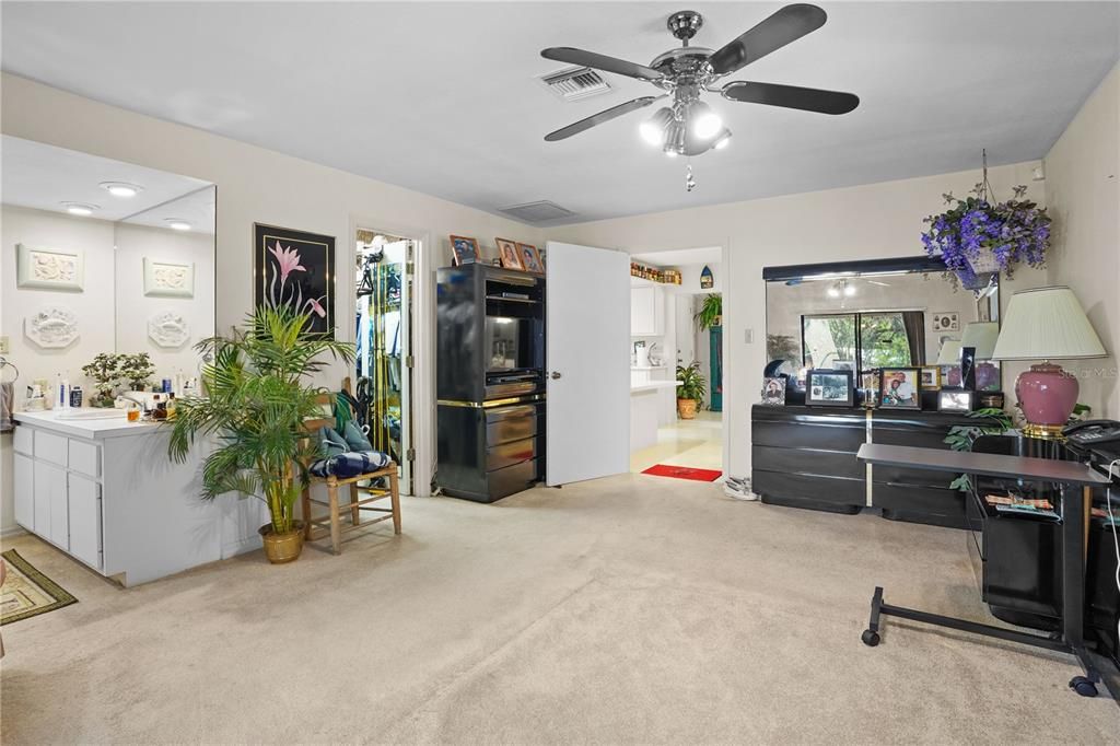Active With Contract: $180,000 (2 beds, 2 baths, 1347 Square Feet)