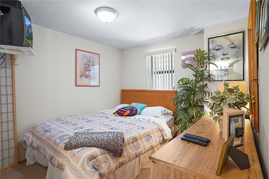 Active With Contract: $180,000 (2 beds, 2 baths, 1347 Square Feet)