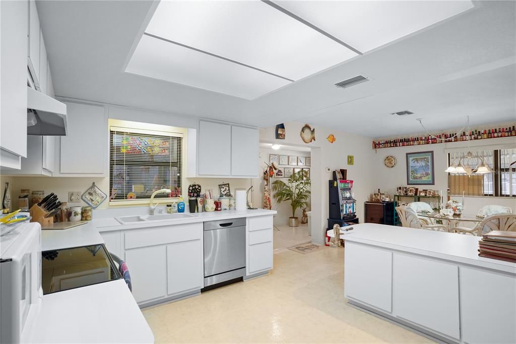 Active With Contract: $180,000 (2 beds, 2 baths, 1347 Square Feet)
