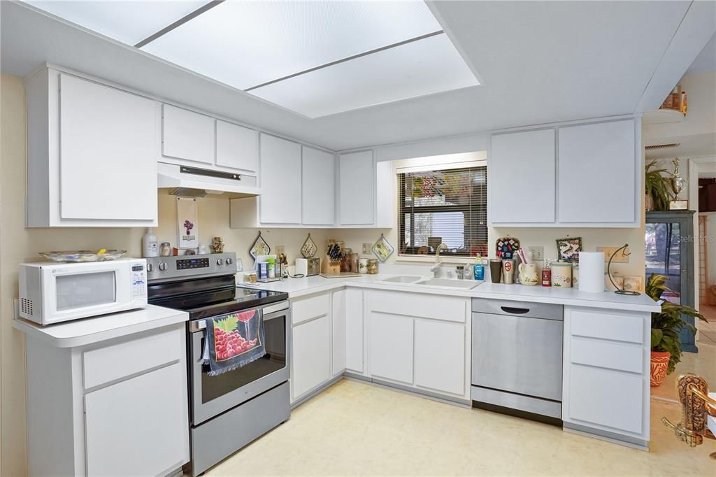 Active With Contract: $180,000 (2 beds, 2 baths, 1347 Square Feet)