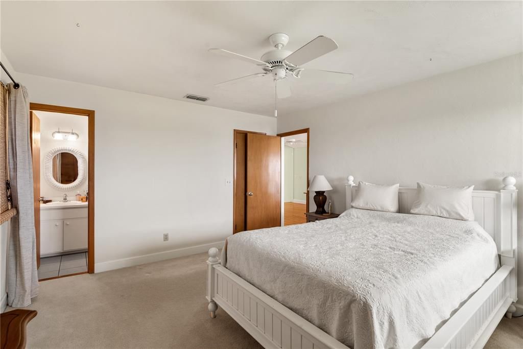 En Venta: $699,000 (4 camas, 3 baños, 2476 Pies cuadrados)
