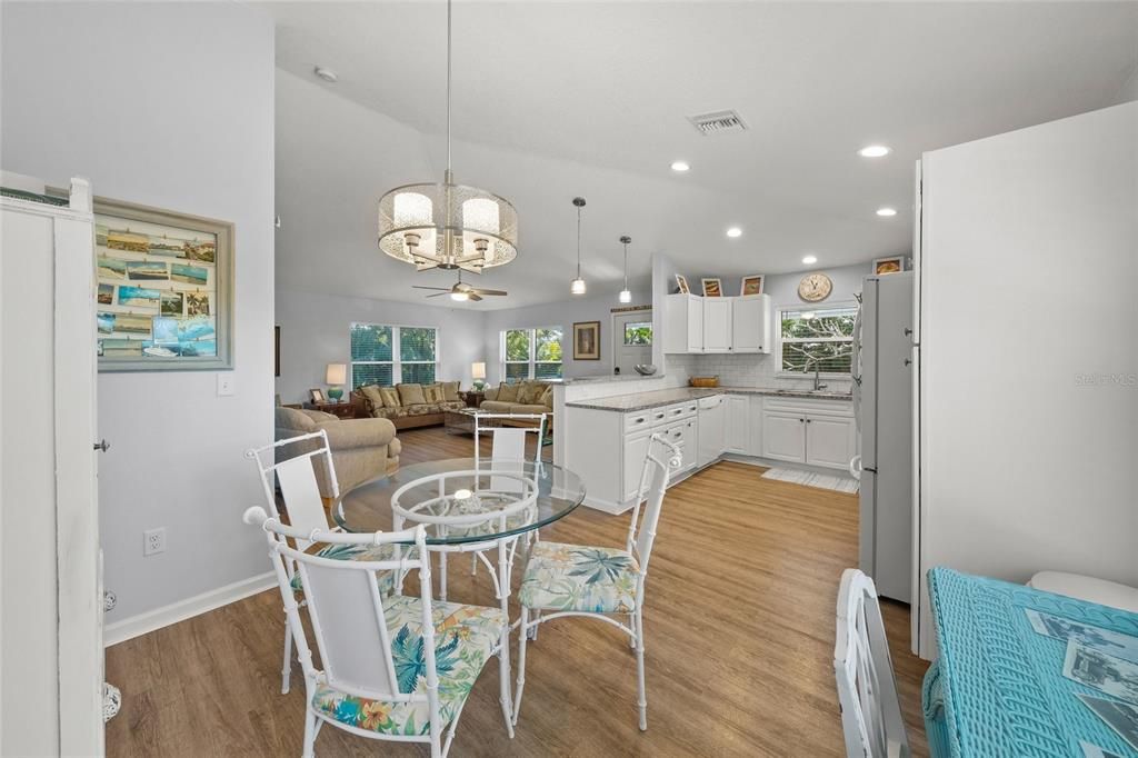 For Sale: $415,000 (2 beds, 2 baths, 1246 Square Feet)
