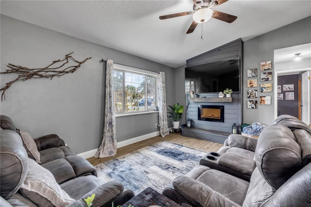 For Sale: $332,000 (3 beds, 2 baths, 1389 Square Feet)