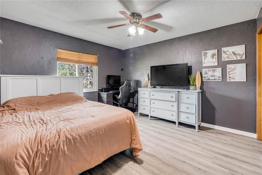 For Sale: $332,000 (3 beds, 2 baths, 1389 Square Feet)