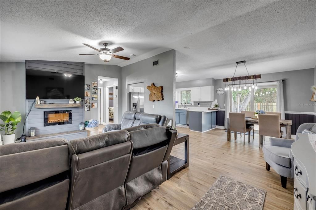 For Sale: $332,000 (3 beds, 2 baths, 1389 Square Feet)