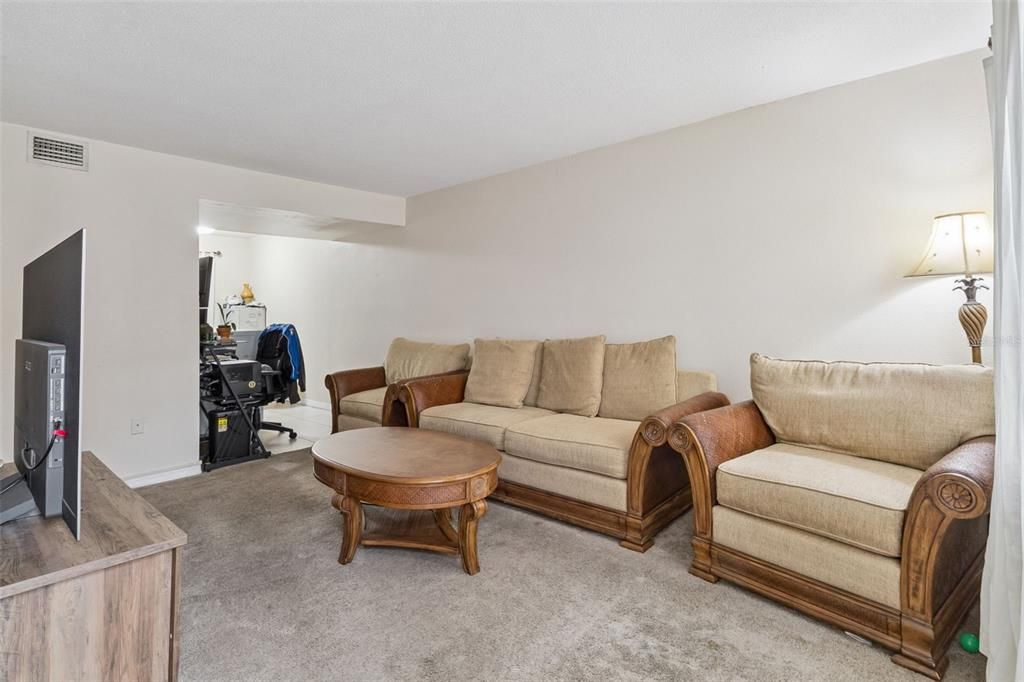 For Sale: $124,900 (2 beds, 1 baths, 900 Square Feet)