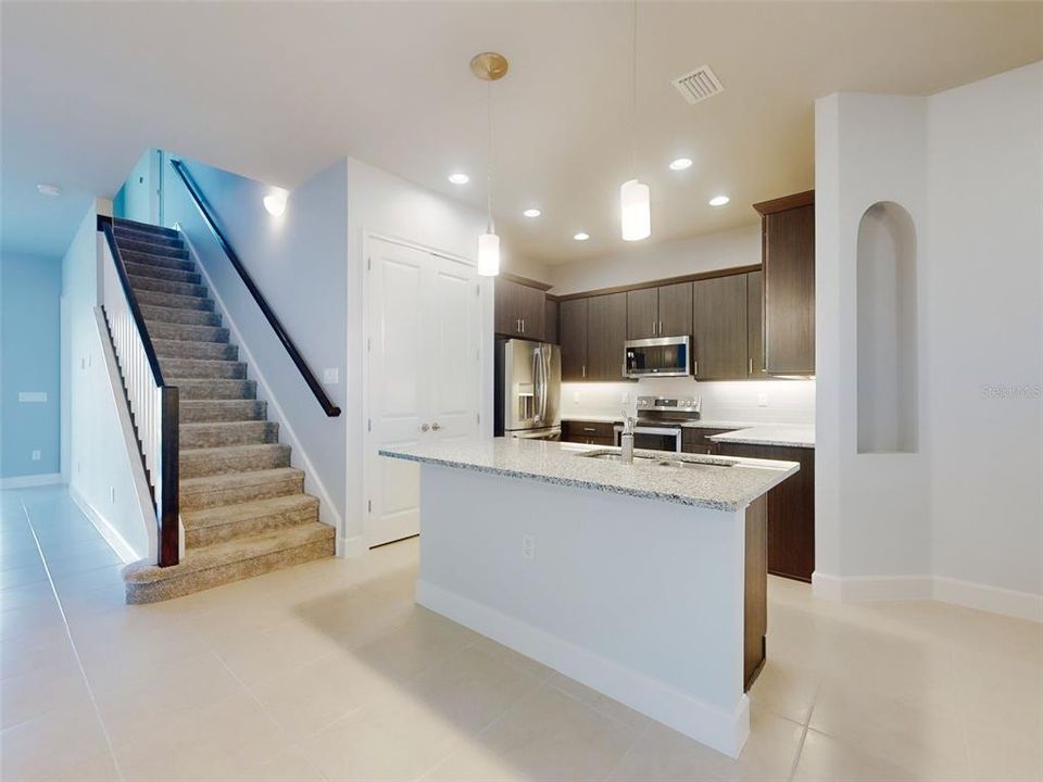 En Venta: $389,900 (3 camas, 3 baños, 2095 Pies cuadrados)