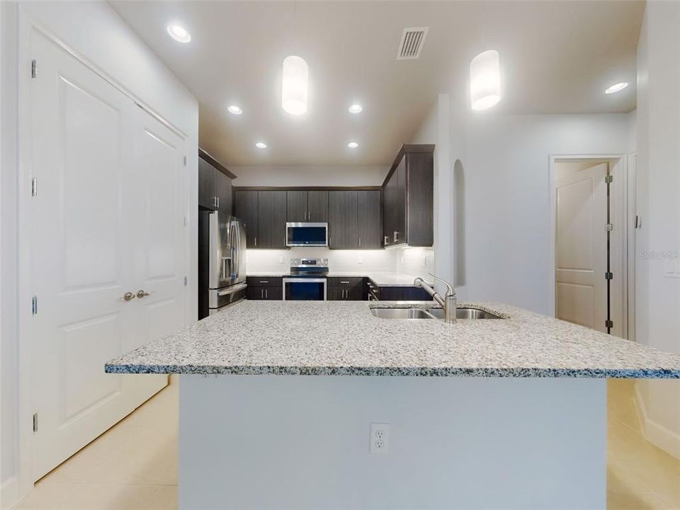 En Venta: $389,900 (3 camas, 3 baños, 2095 Pies cuadrados)