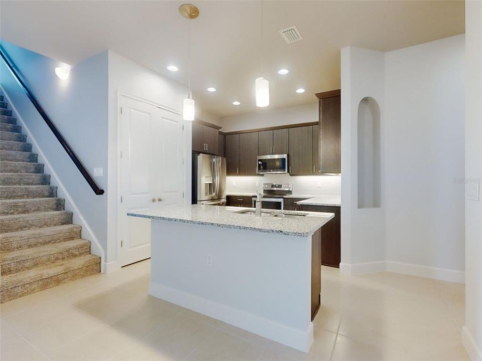 En Venta: $389,900 (3 camas, 3 baños, 2095 Pies cuadrados)