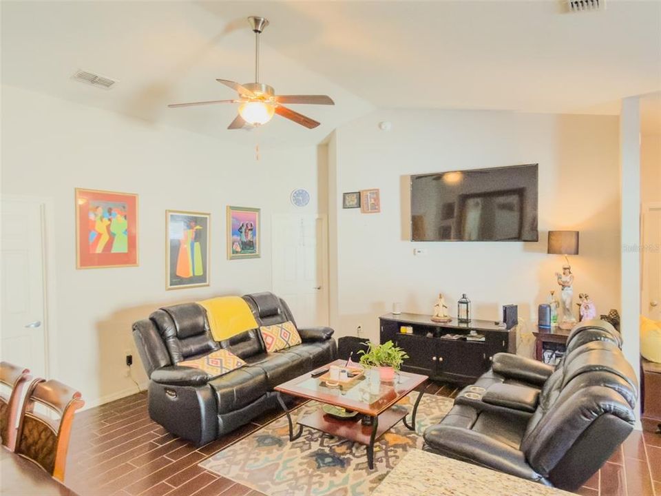 For Sale: $289,900 (4 beds, 2 baths, 1560 Square Feet)