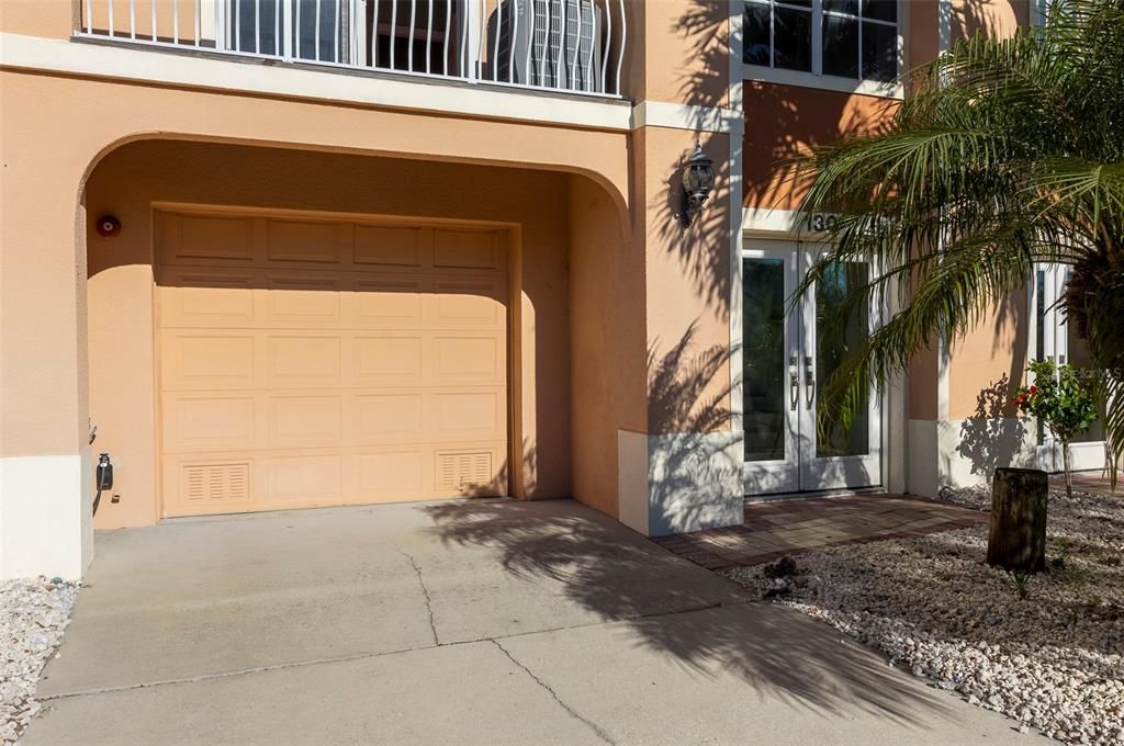 Active With Contract: $3,999 (3 beds, 3 baths, 2510 Square Feet)