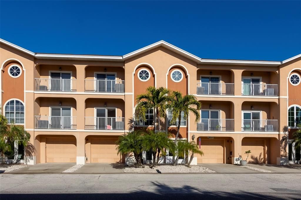 Active With Contract: $3,999 (3 beds, 3 baths, 2510 Square Feet)