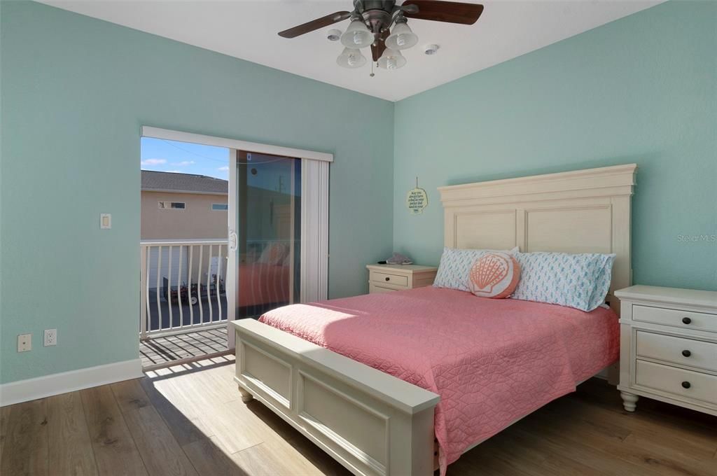 Active With Contract: $3,999 (3 beds, 3 baths, 2510 Square Feet)