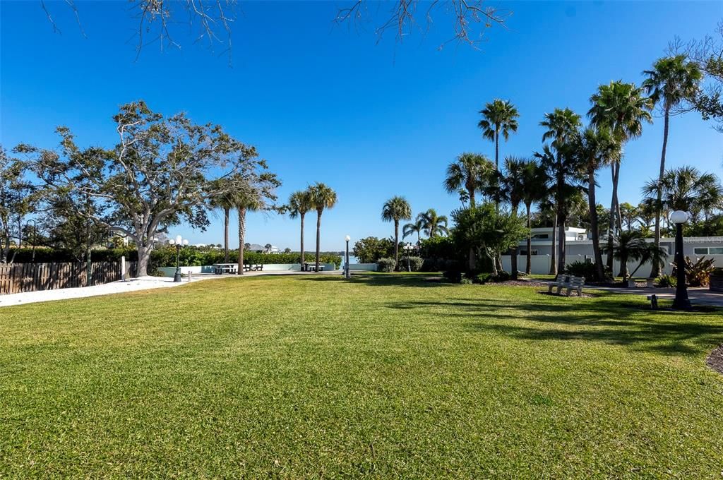 Active With Contract: $3,999 (3 beds, 3 baths, 2510 Square Feet)