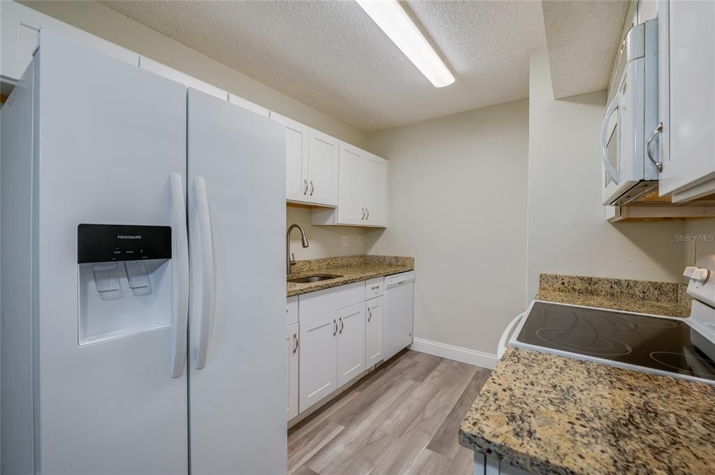 Activo con contrato: $147,000 (2 camas, 2 baños, 833 Pies cuadrados)