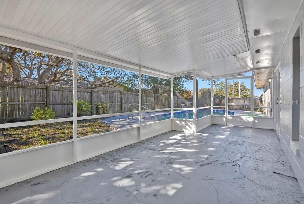 Active With Contract: $2,600 (4 beds, 2 baths, 1852 Square Feet)