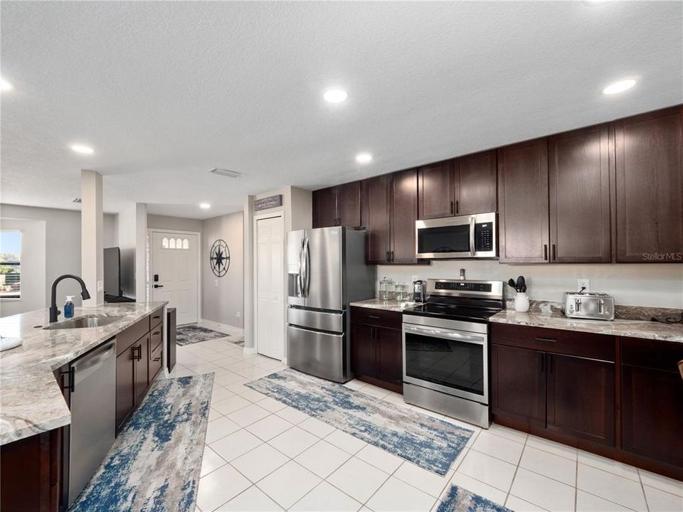 Activo con contrato: $325,900 (3 camas, 2 baños, 1694 Pies cuadrados)