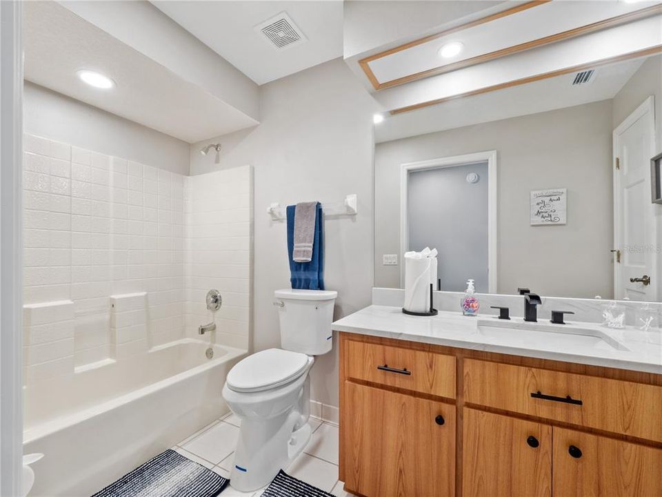 Activo con contrato: $325,900 (3 camas, 2 baños, 1694 Pies cuadrados)