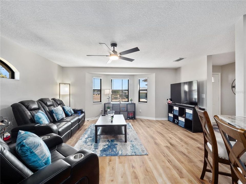 Activo con contrato: $325,900 (3 camas, 2 baños, 1694 Pies cuadrados)