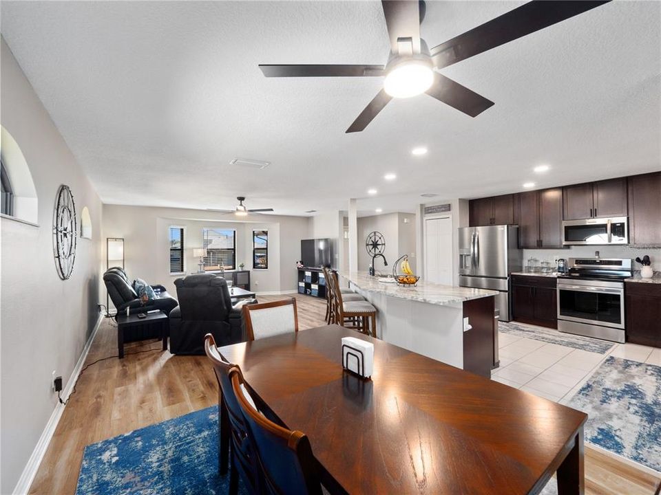Activo con contrato: $325,900 (3 camas, 2 baños, 1694 Pies cuadrados)