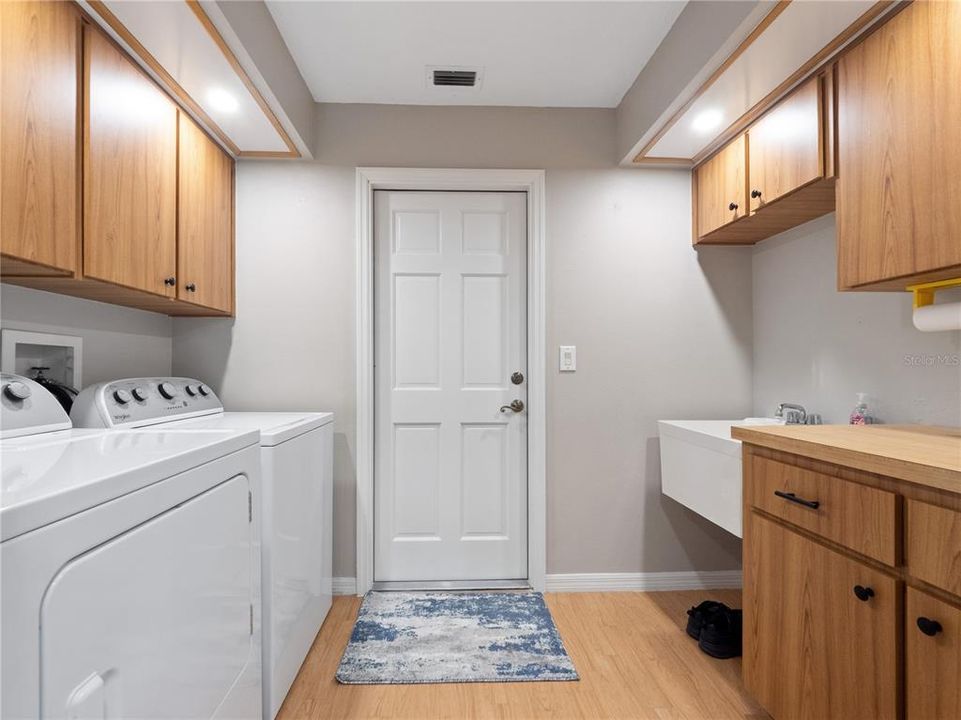 Activo con contrato: $325,900 (3 camas, 2 baños, 1694 Pies cuadrados)