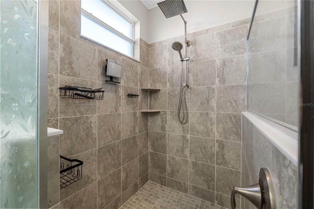 En Venta: $595,000 (3 camas, 3 baños, 2440 Pies cuadrados)