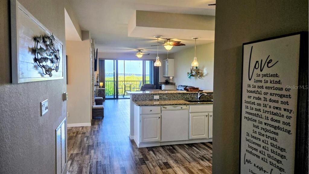 Activo con contrato: $419,000 (3 camas, 2 baños, 1647 Pies cuadrados)