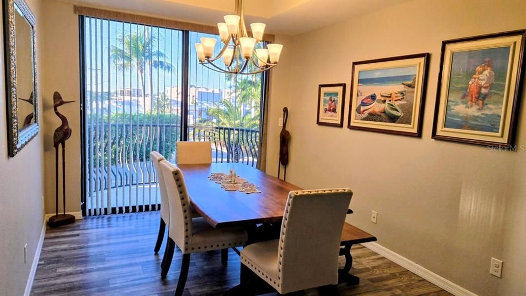 Activo con contrato: $419,000 (3 camas, 2 baños, 1647 Pies cuadrados)