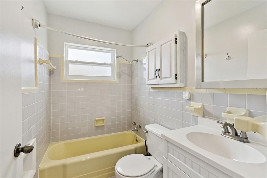 Activo con contrato: $299,000 (3 camas, 2 baños, 1912 Pies cuadrados)