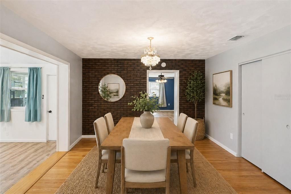 Activo con contrato: $299,000 (3 camas, 2 baños, 1912 Pies cuadrados)