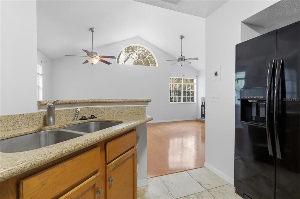 Active With Contract: $163,900 (2 beds, 2 baths, 792 Square Feet)
