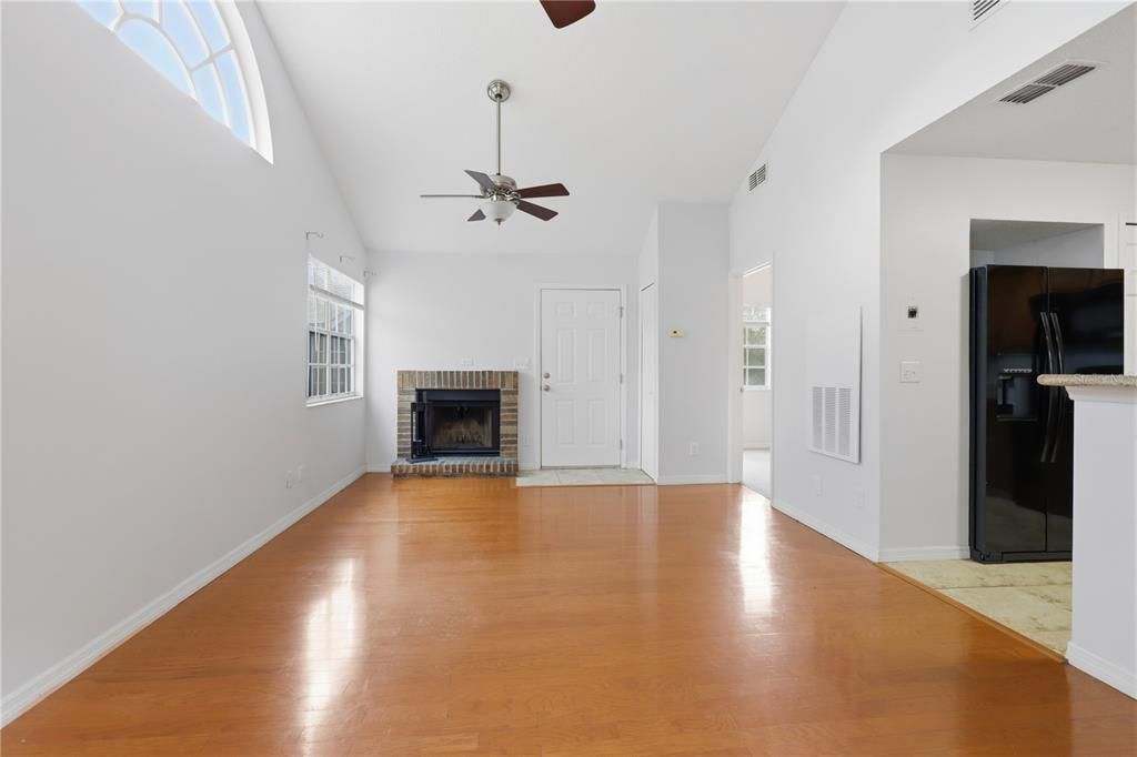 Active With Contract: $163,900 (2 beds, 2 baths, 792 Square Feet)