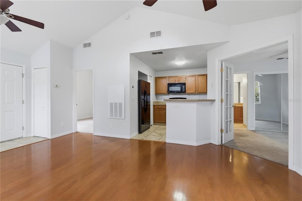 Active With Contract: $163,900 (2 beds, 2 baths, 792 Square Feet)
